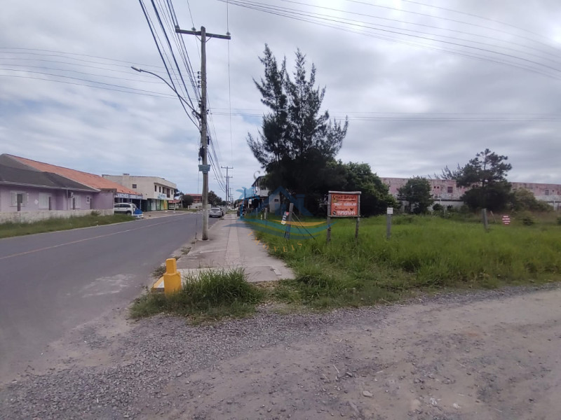 Terreno comercial, a poucos metros do mar.