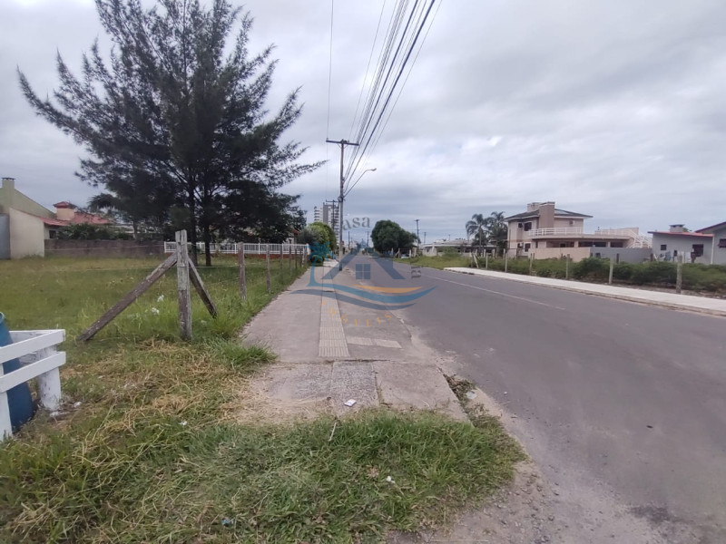 Terreno comercial, a poucos metros do mar.