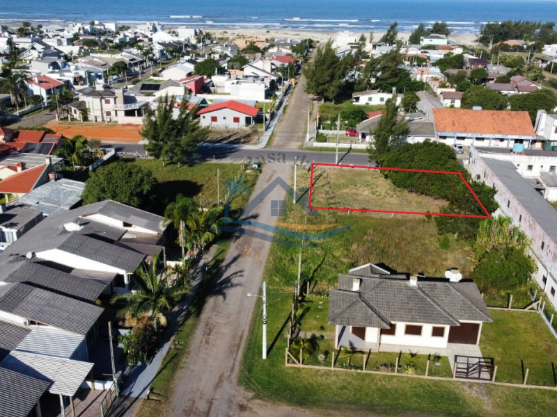 Terreno comercial, a poucos metros do mar.