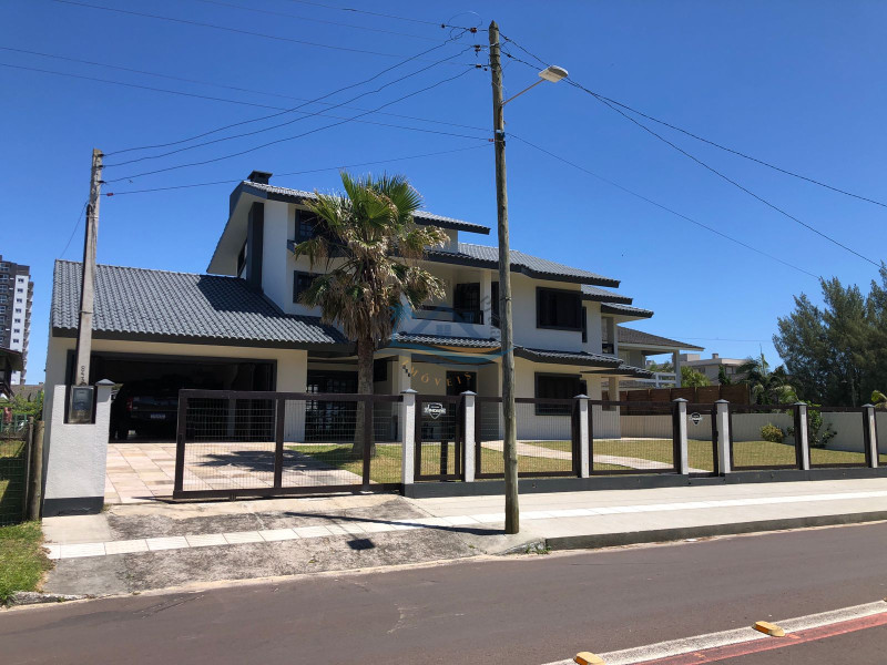 Venha se deslumbrar nesta linda residência a beira mar com 02 terrenos e eterna vista para o mar.