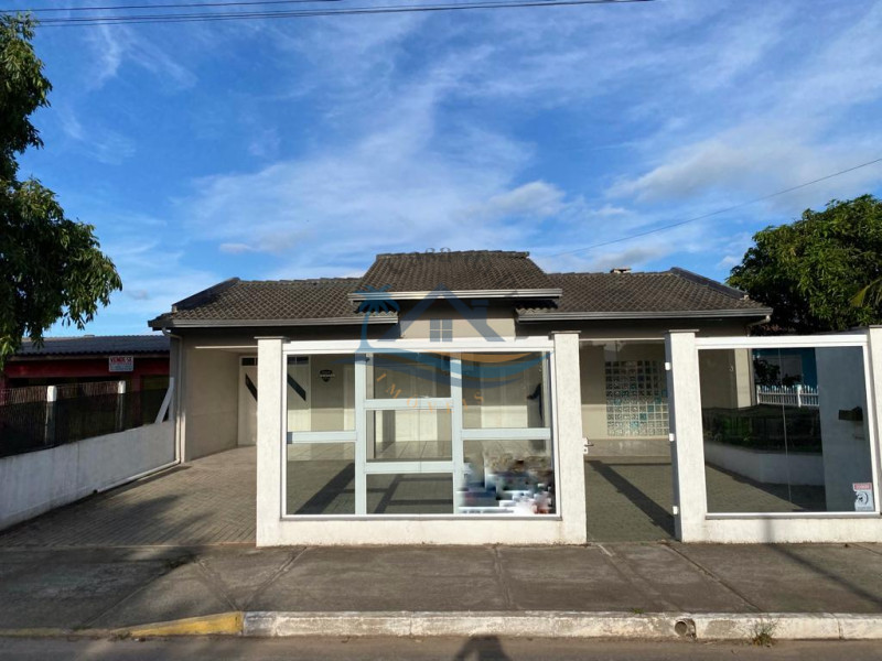 Casa a venda no centro de Arroio do Sal.