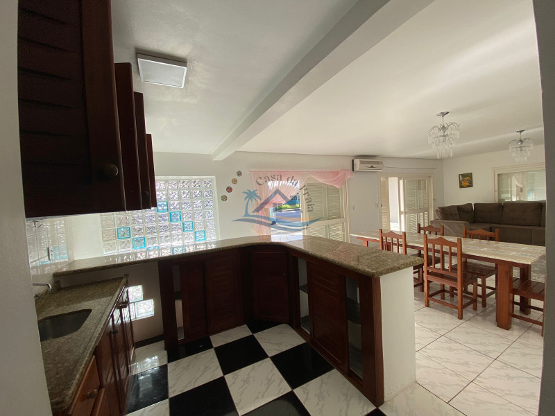 Casa a venda no centro de Arroio do Sal.