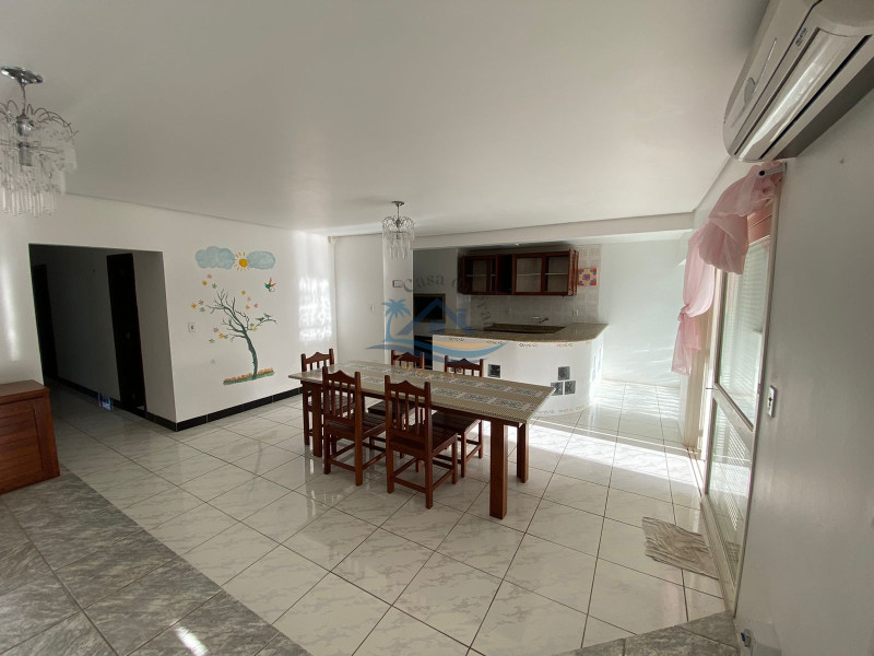 Casa a venda no centro de Arroio do Sal.