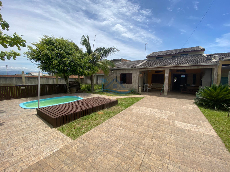 Casa com piscina a venda em Arroio do Sal-RS.