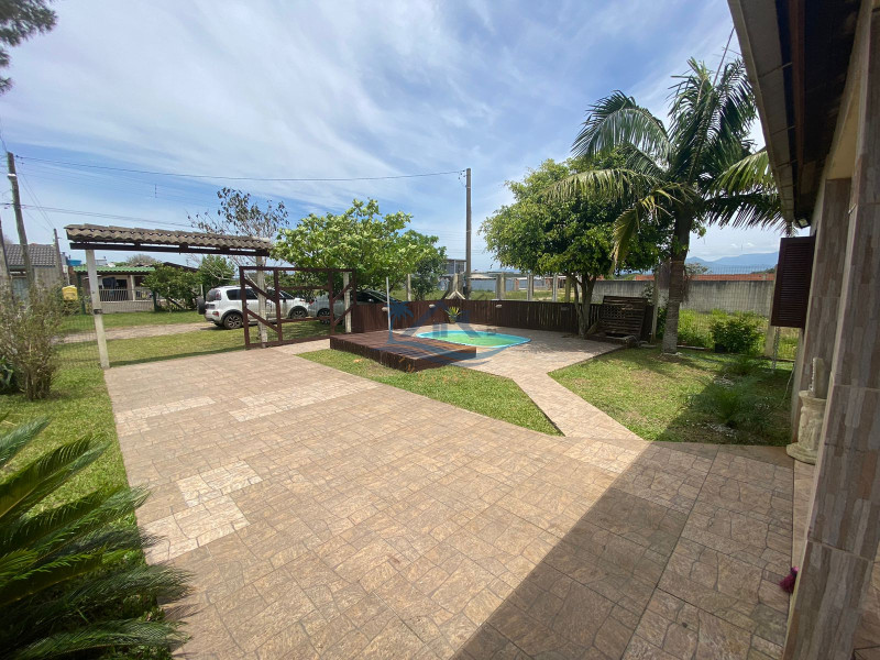 Casa com piscina a venda em Arroio do Sal-RS.