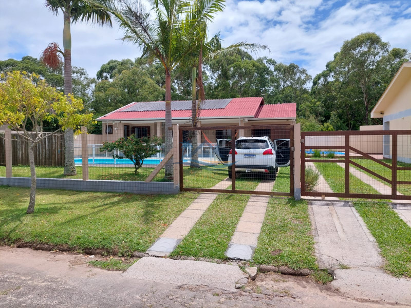 Casa a venda em Arroio do Sal com piscina.