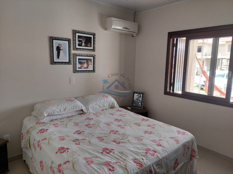 Casa a venda em Arroio do Sal com piscina.