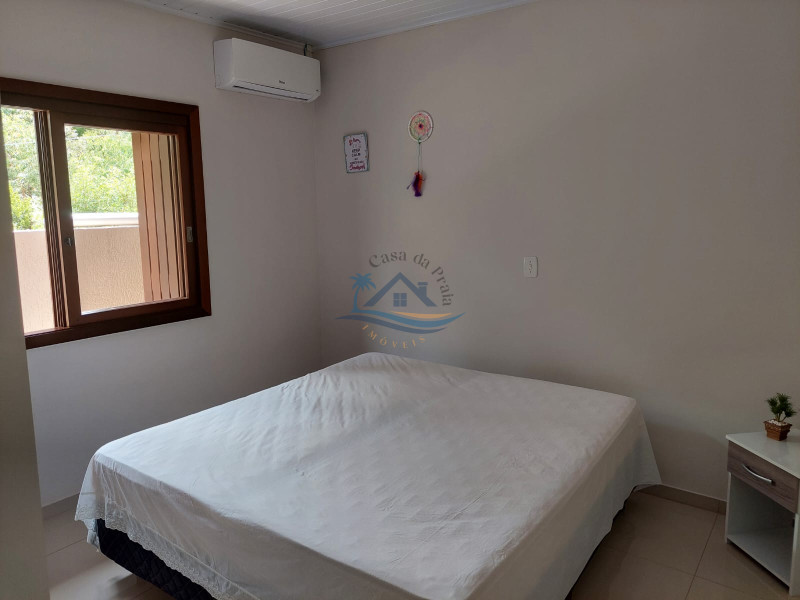 Casa a venda em Arroio do Sal com piscina.
