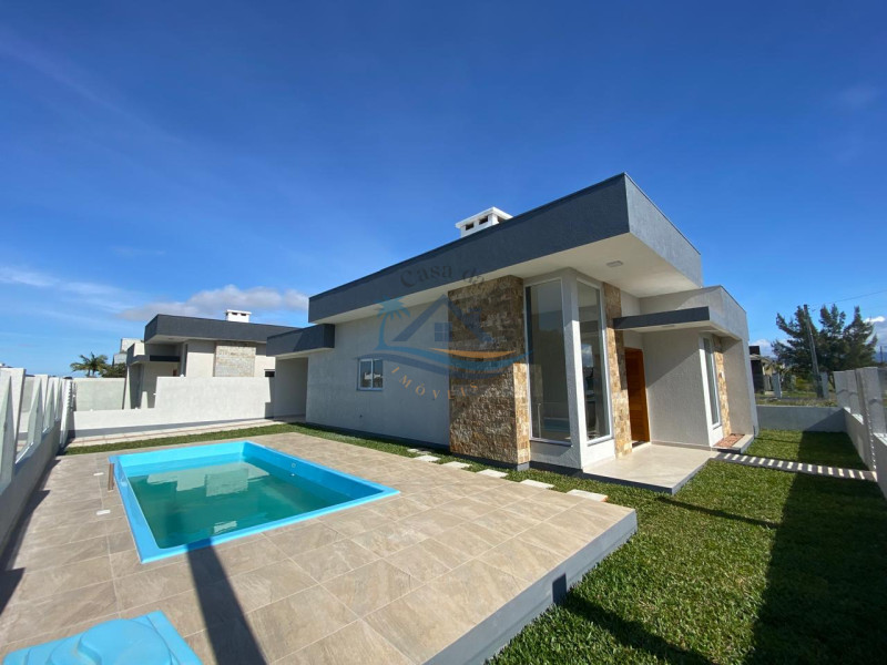 Casa com piscina a venda em Arroio do Sal.