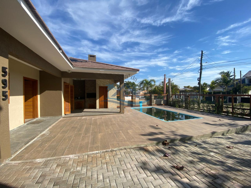 Casa a venda com piscina em Arroio do Sal.