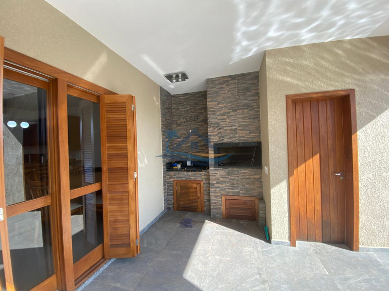 Casa a venda com piscina em Arroio do Sal.