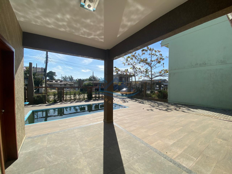 Casa a venda com piscina em Arroio do Sal.